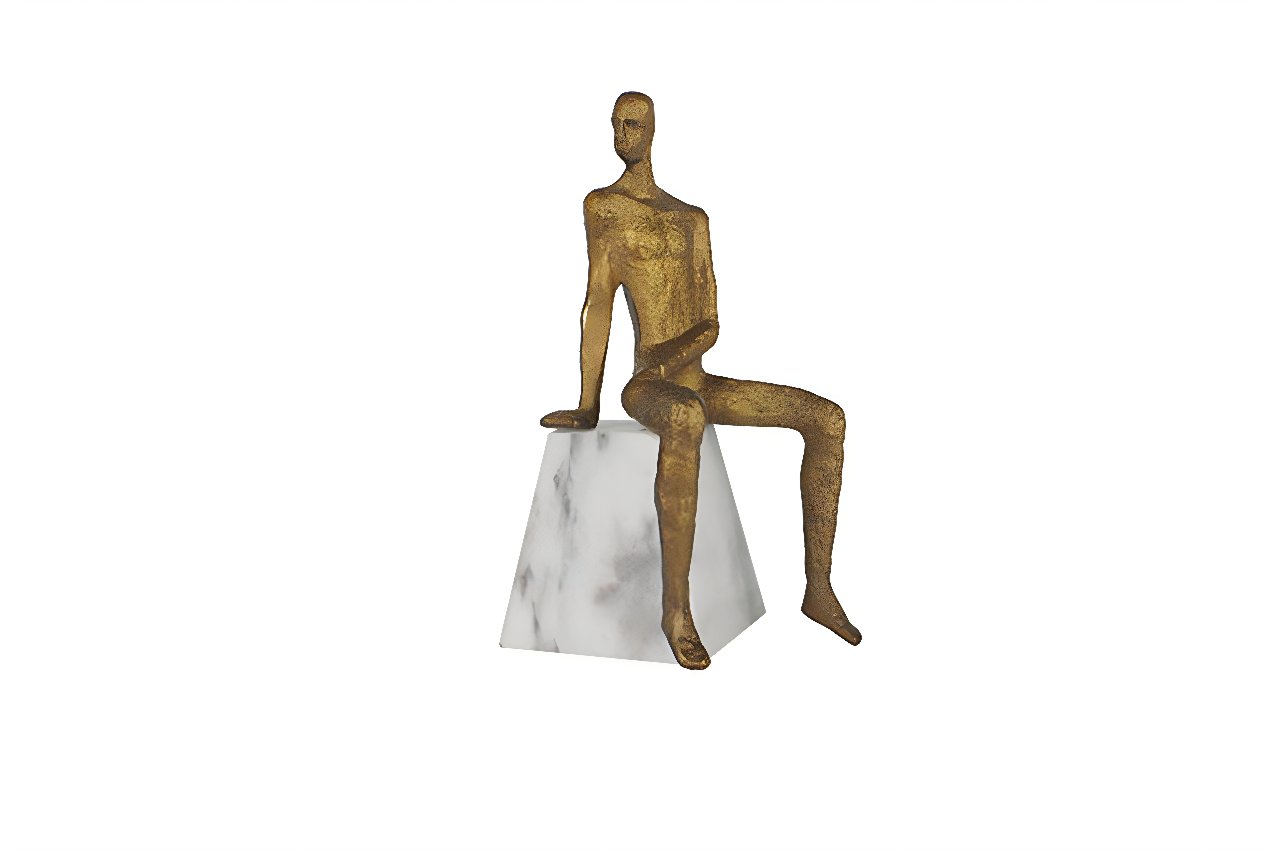 تمثال ديكور لرجل جالس باللون النحاسي KL3- 026