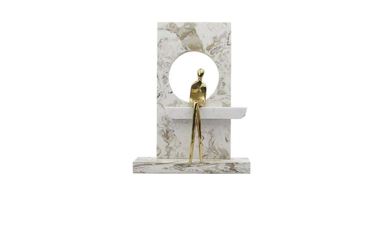 تمثال لرجل باللون الذهبي و قاعدة بشكل رخامى KL- 00104